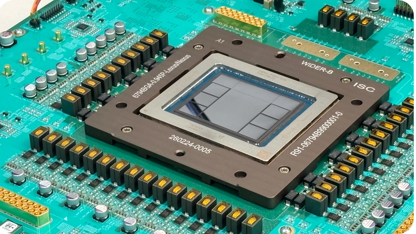 Fotografía de un chip de IA montado sobre una placa de circuito verde