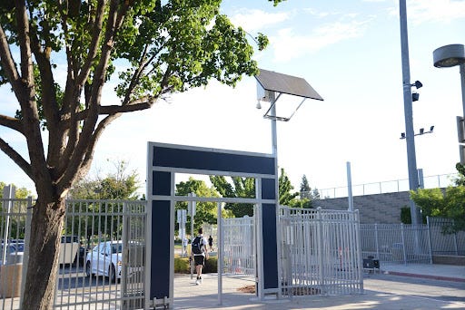 New security fence raises questions of effectiveness among staff, students  – Sacramento School Beat