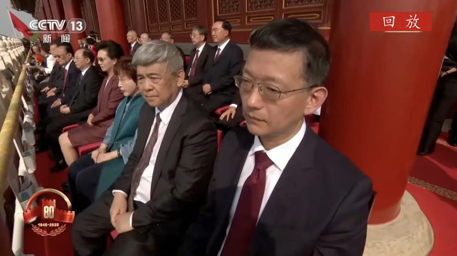 洪秀柱登上天安门城楼观看阅兵,右手边坐着中国国务委员谌贻琴,算得上是“副座级”的座位安排,十分礼遇。(翻摄自央视)) 洪秀柱登上天安门城楼观看阅兵,右手边坐着中国国务委员谌贻琴,算得上是“副座级”的座位安排,十分礼遇。(翻摄自央视))