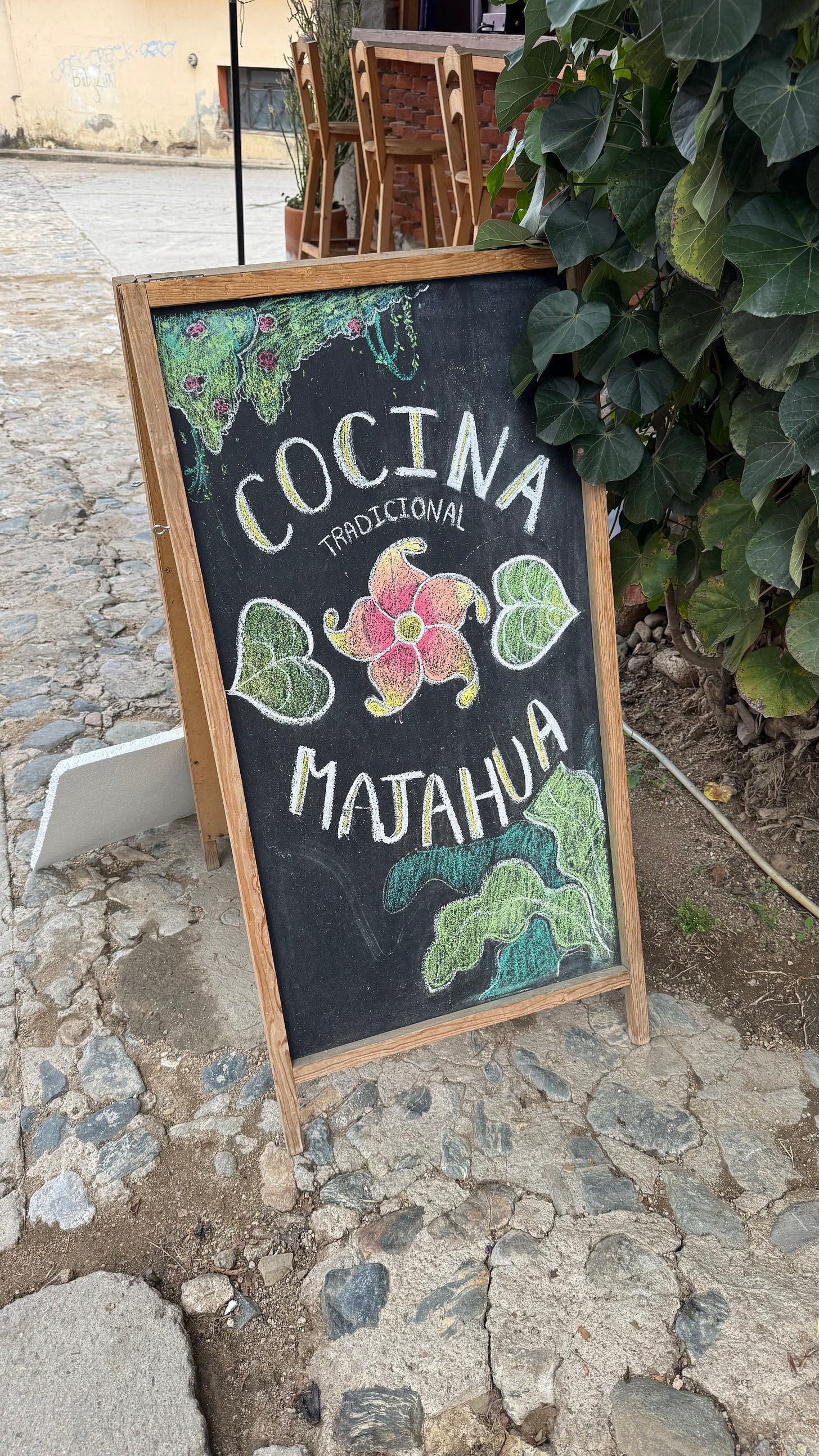 A wooden sign saying "Cocina Majahua."