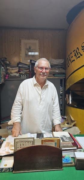 A person standing in a room

AI-generated content may be incorrect.