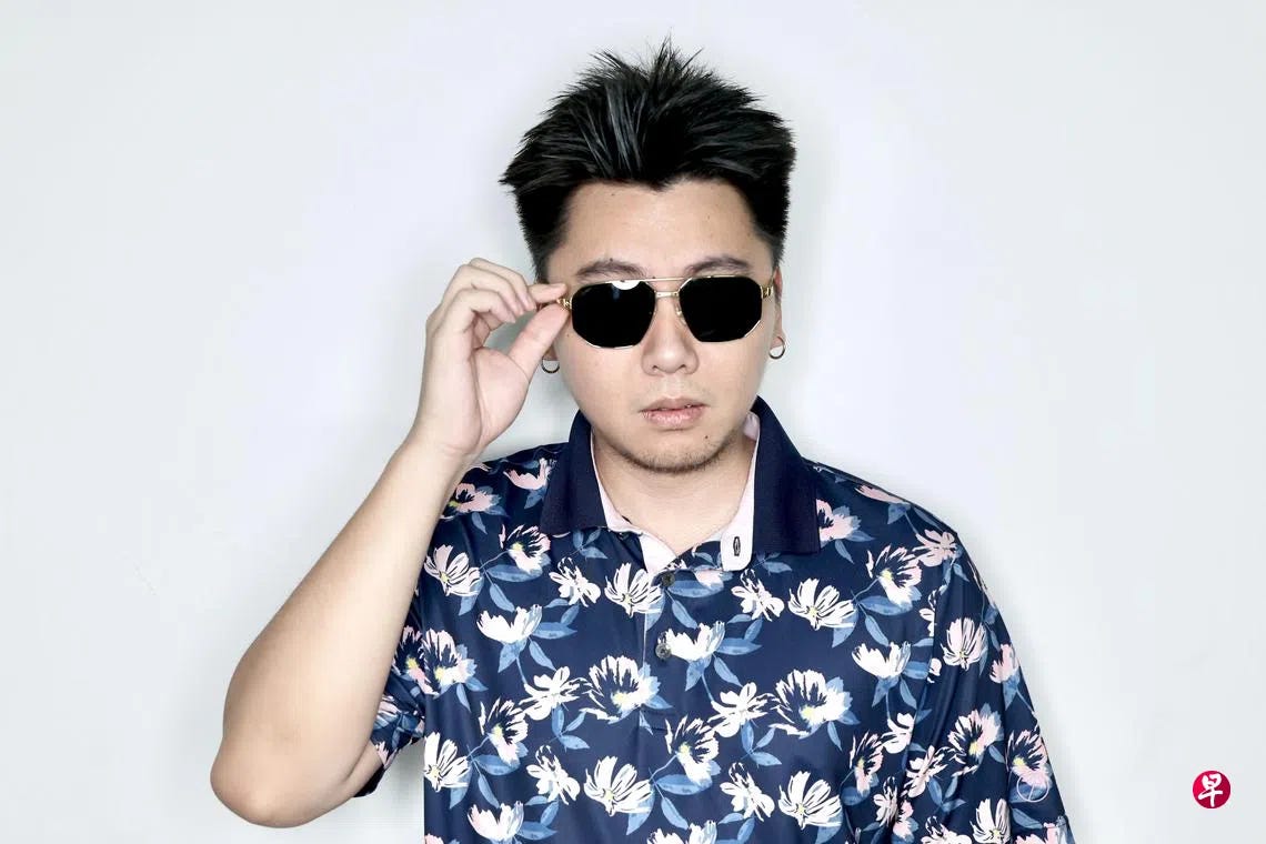 27岁的揽佬来自中国广东省惠州，凭借《八方来财》《因果》《大展鸿图》等歌曲，在网上爆红。 （龙国雄摄）