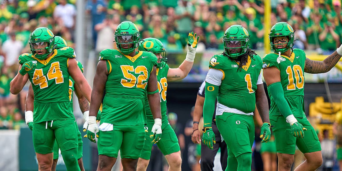 Oregon Ducks defensive linemen Teitum Tuioti (44), A'Mauri Washington (52), Bear Alexander (1), and Matayo Uiagalelei (10) vs Oklahoma State in 2025. Deals on seats, fan gear, and premium Oregon Football coverage at www.Ducks4.Life Oregon Ducks defensive linemen Teitum Tuioti (44), A'Mauri Washington (52), Bear Alexander (1), and Matayo Uiagalelei (10) vs Oklahoma State in 2025. Deals on seats, fan gear, and premium Oregon Football coverage at www.Ducks4.Life