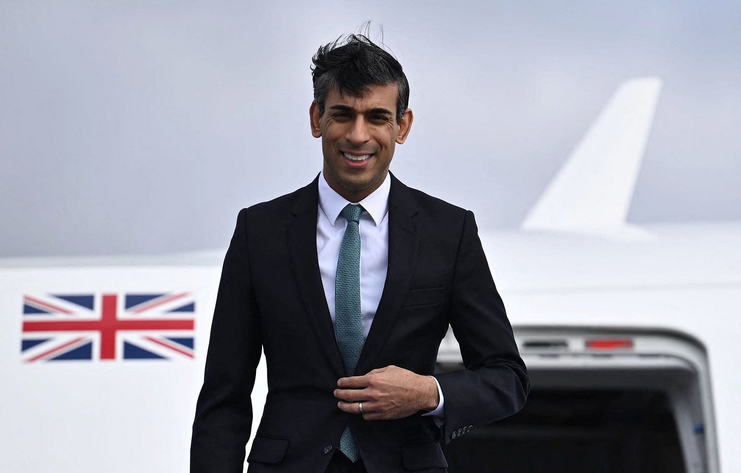 Rishi Sunak defends flying to Scotland by private jet to announce carbon capture project Rishi Sunak defends flying to Scotland by private jet to announce carbon capture project