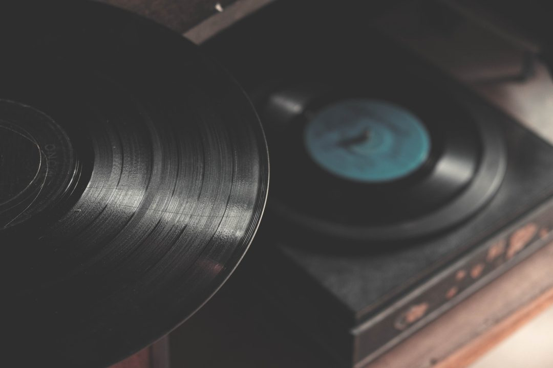Ouvir suas músicas em vinil tem vários benefícios. Descubra. – Flávio  Véspero