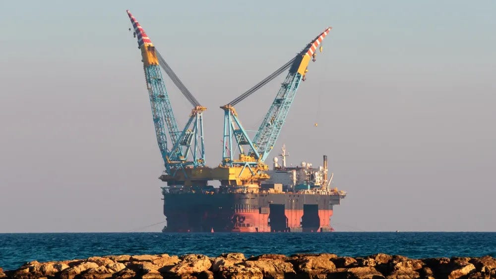 Plataforma de petróleo na costa de Chipre