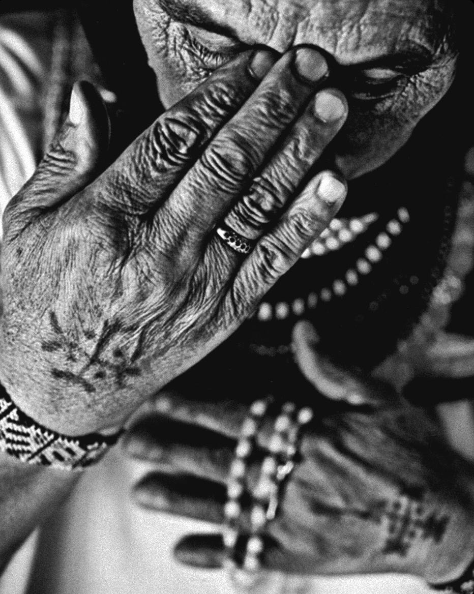 praying_woman_bosnia