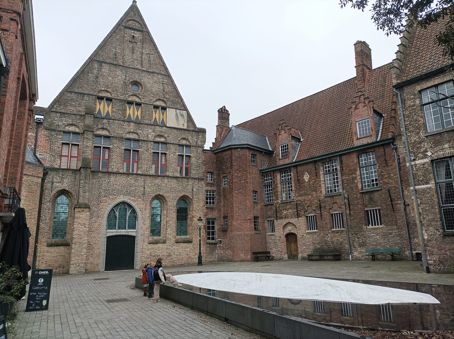 Une des cours de l'hopital saint-jean avec ses batiments gothiques