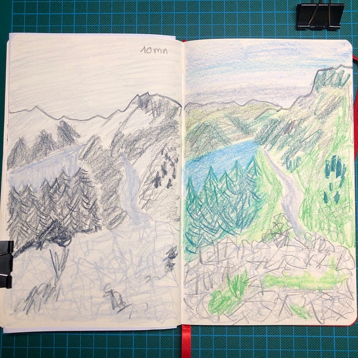 Photos de deux doubles-pages de mon sketchbook. On voit sur les pages de gauche un paysage en nuances de gris et sur les pages de droites le même paysage dessiné en couleurs. Ils ont été réalisés aux Neopastel II.