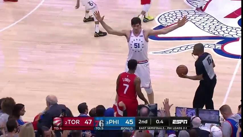 L&#39;image de la nuit : Kyle Lowry et Boban face à face pour le buzzer, ah  ouais sacré différence quand même
