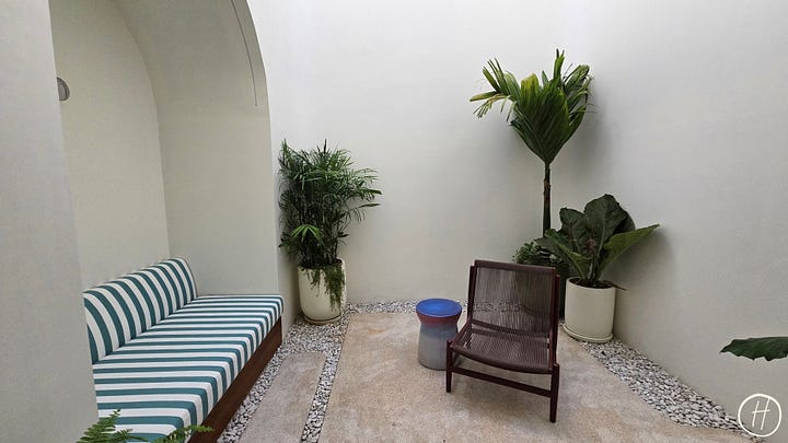 Deluxe One Bedroom Suite with Ocean View and Private Pool: Mini courtyard