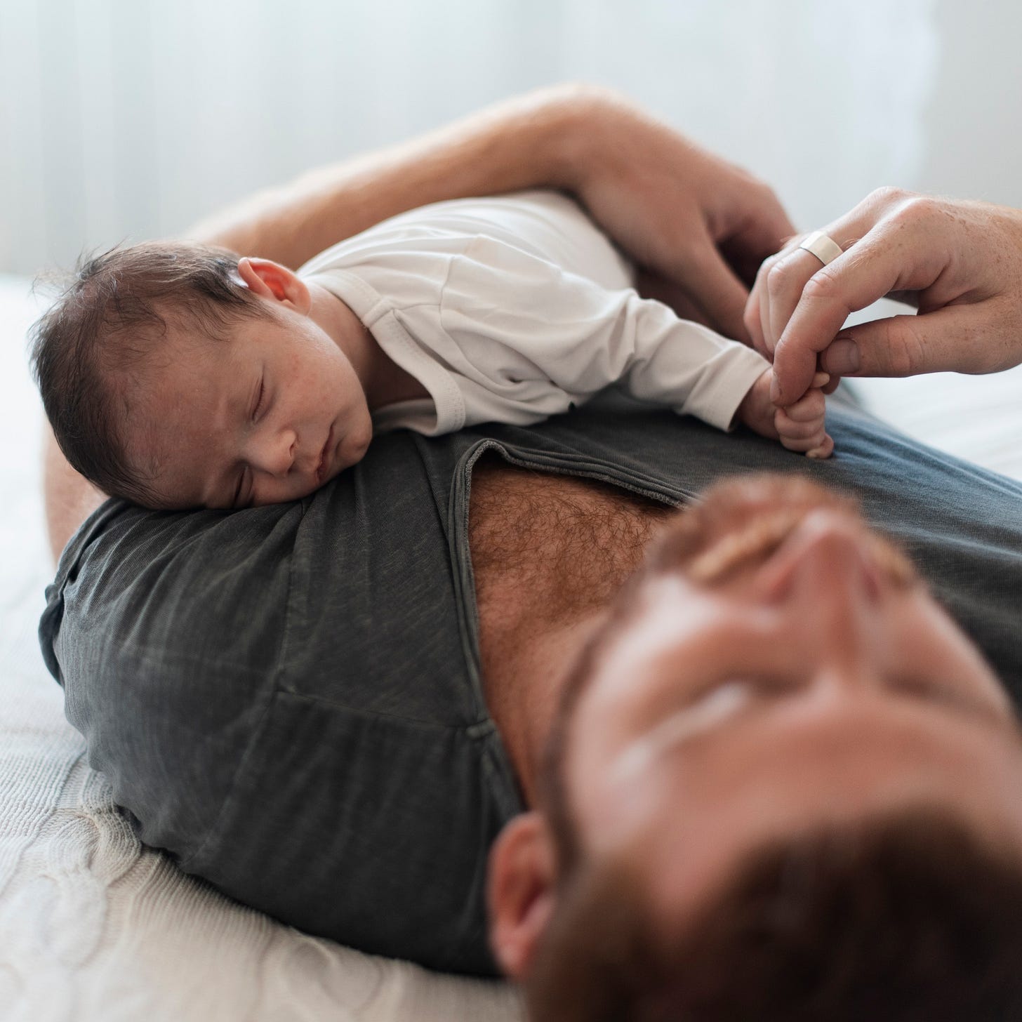 Close-up baby sleeping on dad's chest | Free Photo Close-up baby sleeping on dad's chest | Free Photo