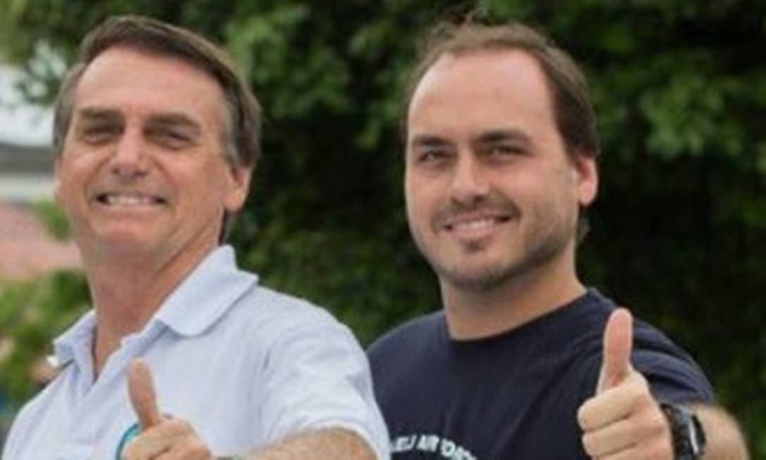 Bolsonaro tuíta a favor de Carlos após reportagem da Veja