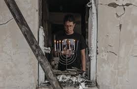 Hanukkah: Lighting the menorah from the ...