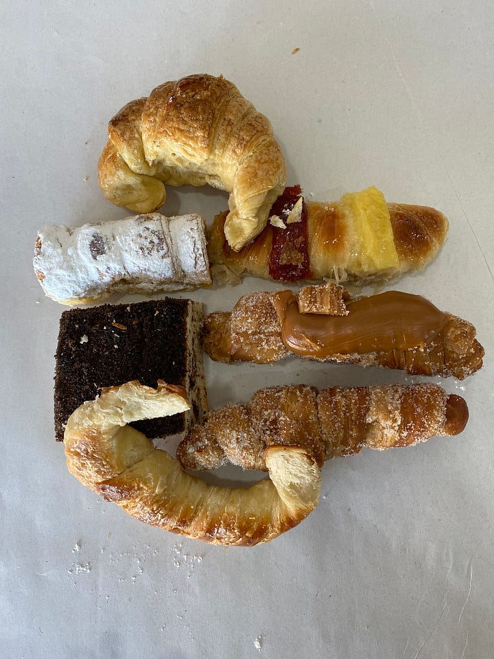Pasty, facturas, medialunas, mate, vigilante, flores, tortita negra