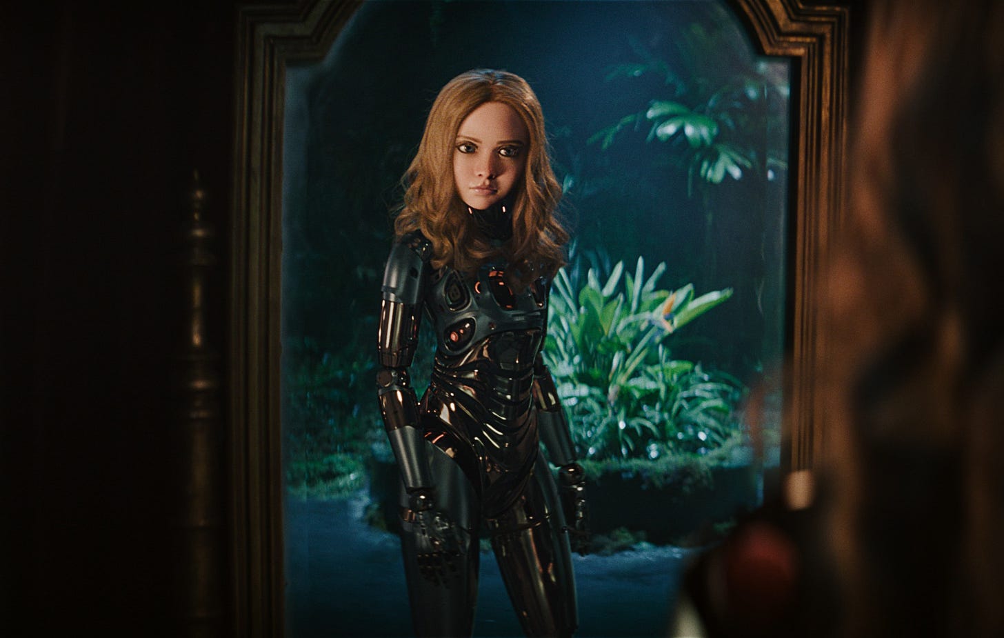 A humanoid android with a doll-like girl’s face.