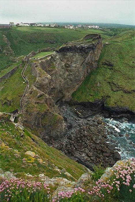 Overlooking the ruins of Tintagel Castle and part of the village of Tintagel, called Trevena in Roman times, can be seen in the distance. (David Slauson/CC0) Overlooking the ruins of Tintagel Castle and part of the village of Tintagel, called Trevena in Roman times, can be seen in the distance. (David Slauson/CC0)