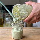 CREMA DE YOGUR CON CEBOLLA, CILANTRO Y ALCAPARRAS