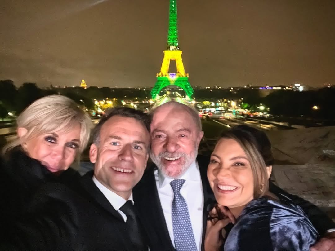 Lula, Janja e casal Macron tiram selfie com Torre Eiffel verde e amarela |  CNN Brasil