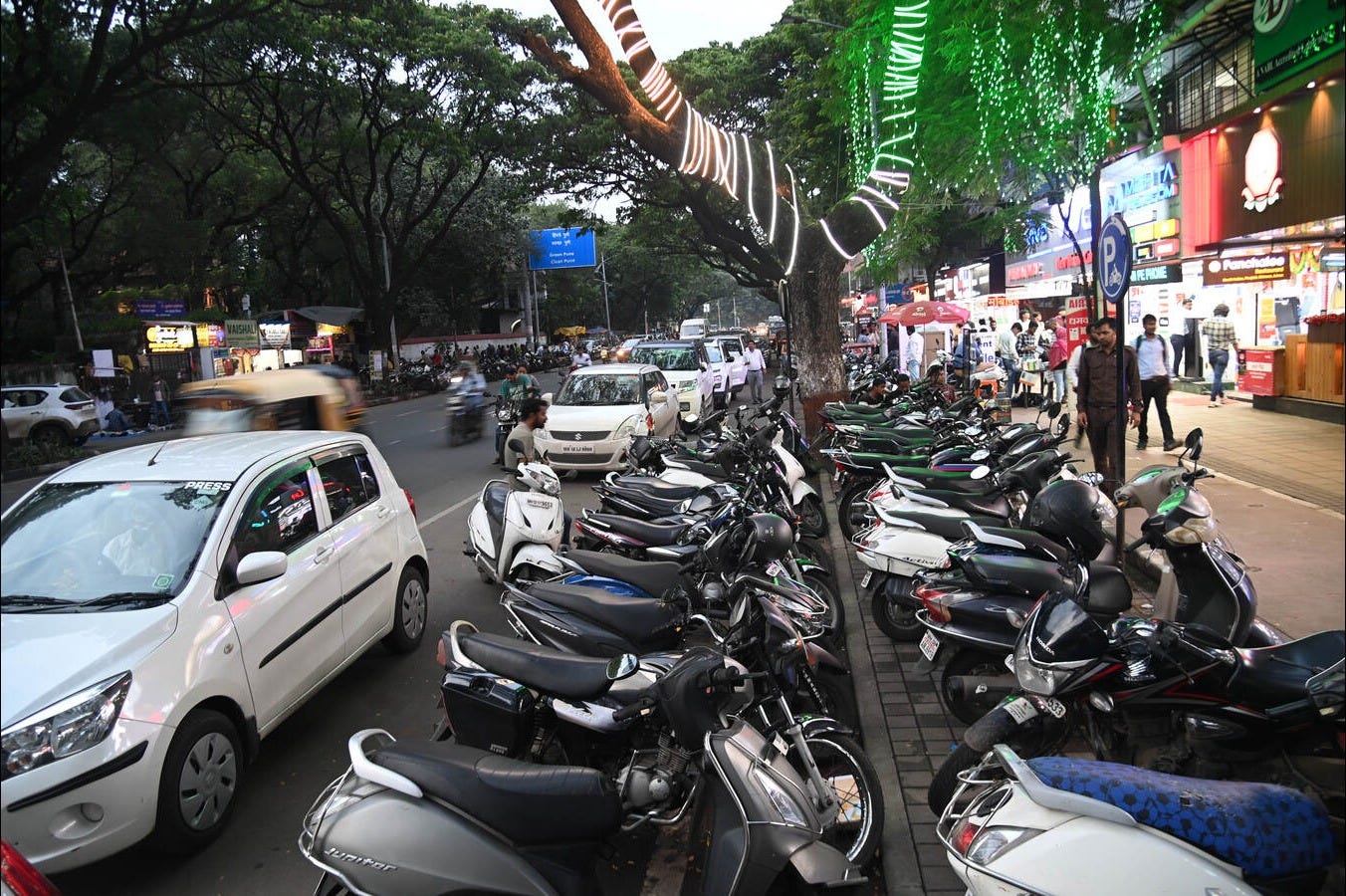 Double & unauthorised parking obstructs traffic on FC, JM roads | Hindustan  Times