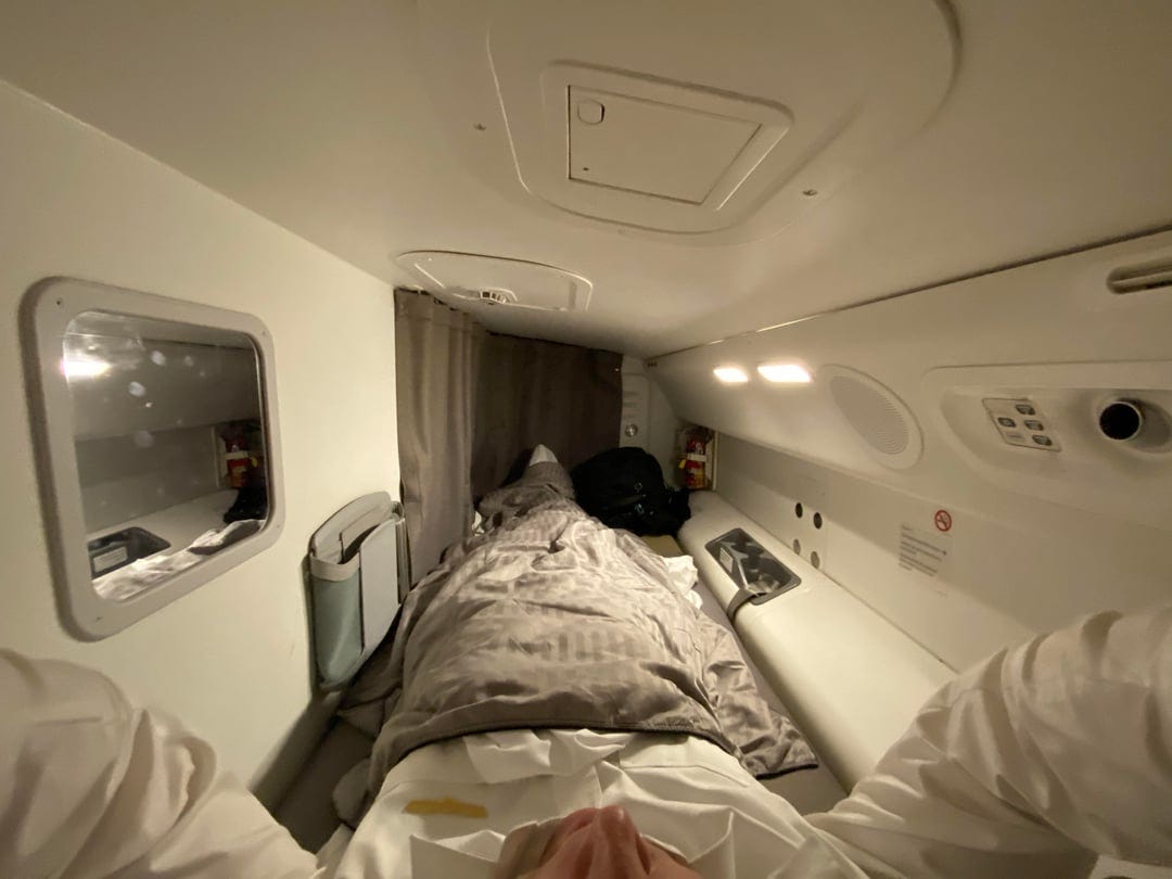 Boeing 787 crew rest. It's above the heads on the 1st class passengers and  it's cozy asf! : r/aviation