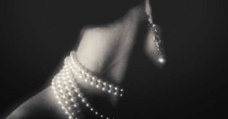 la estética de quiero y no puedo, mujer con collar de perlas