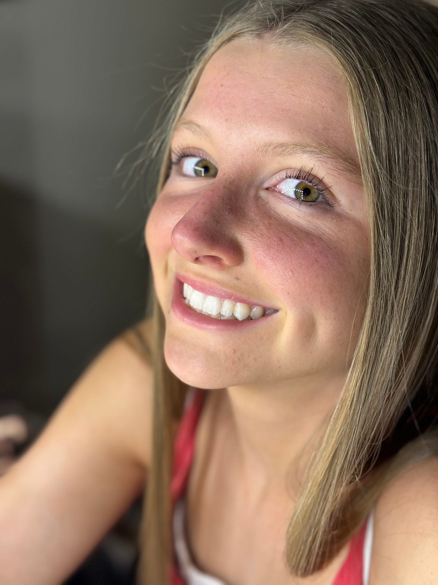 THE LAB mentee Faylynn Messer demonstrates the 'Brown vs. Black Mascara' showdown. This side-by-side lash comparison highlights how different pigment shades can change a daily beauty 'vibe,' featuring Clinique High Impact in brown and Maybelline Sky High in black.