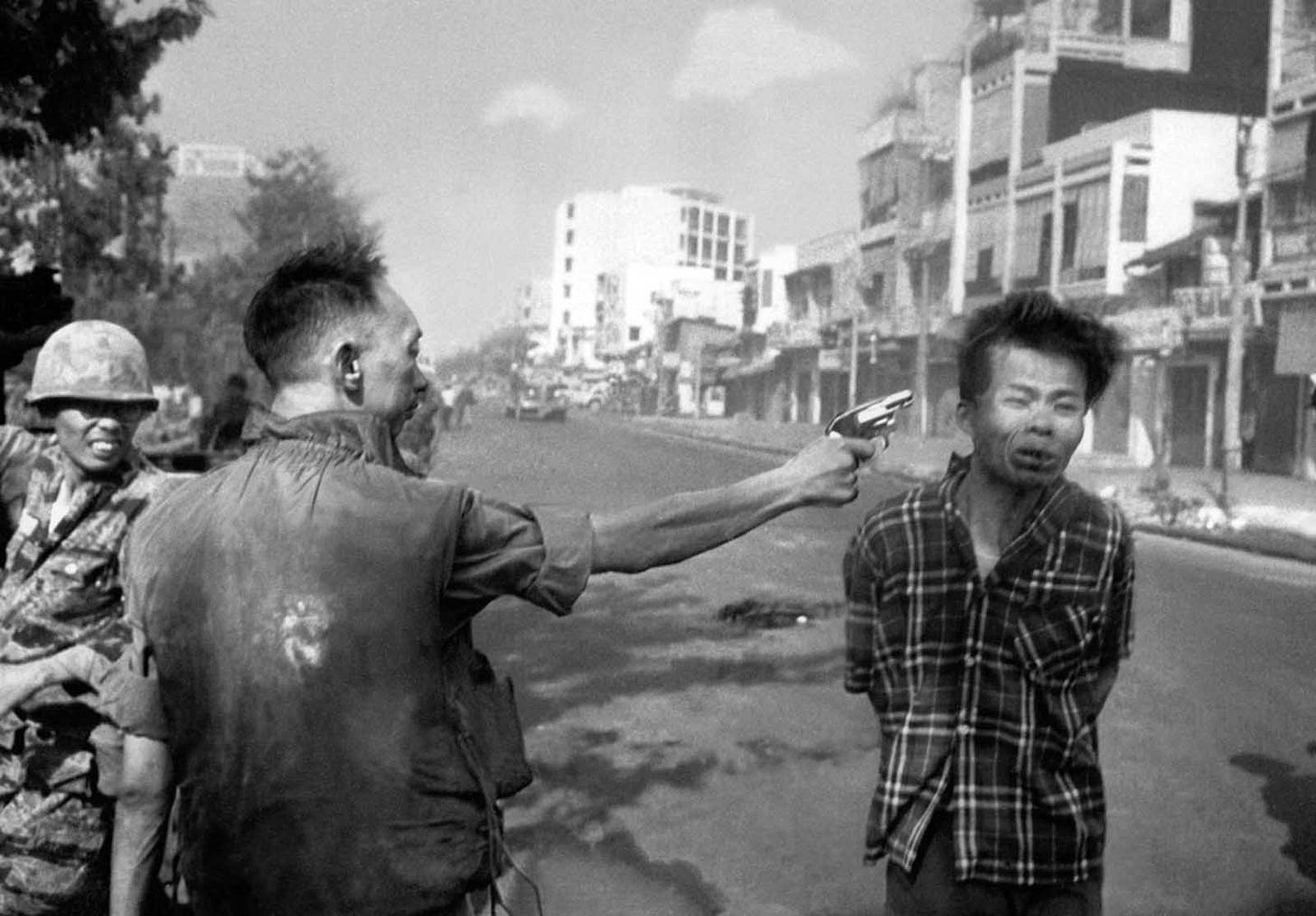 1971: Henry Kissinger's secret negotiations progress, proposing to separate the Vietnam ceasefire from talks on the future of the Saigon government, marking a shift towards withdrawal. 1971: Henry Kissinger's secret negotiations progress, proposing to separate the Vietnam ceasefire from talks on the future of the Saigon government, marking a shift towards withdrawal.