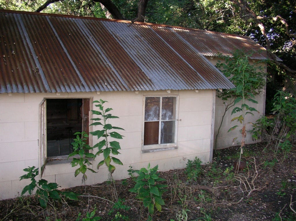 A white house with a rusty roof

AI-generated content may be incorrect.
