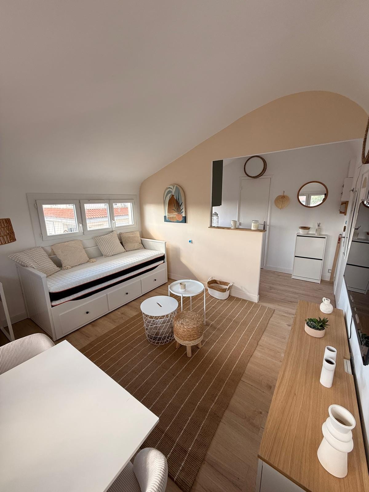 Vue d’ensemble du studio, agencement optimisé du coin nuit, du séjour et de la cuisine Vue d’ensemble du studio, agencement optimisé du coin nuit, du séjour et de la cuisine