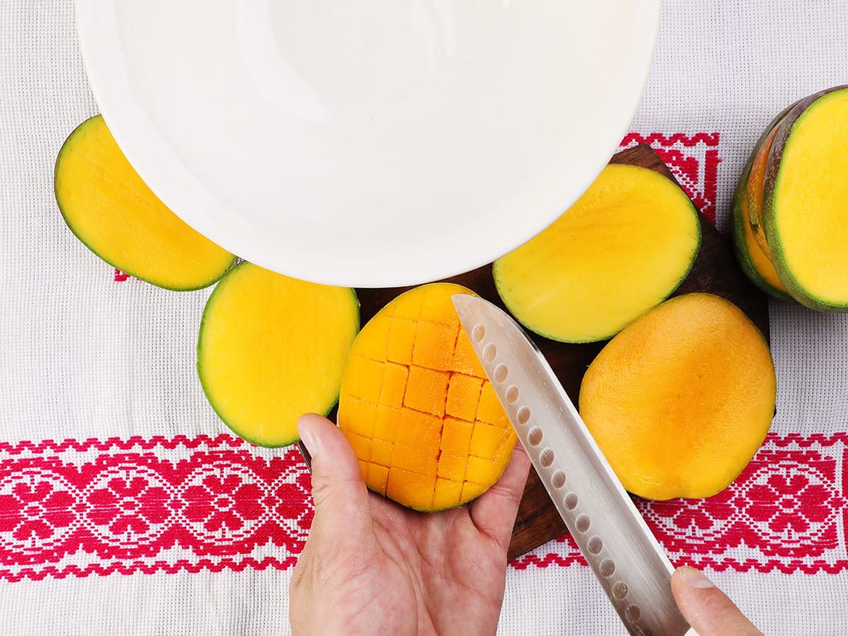scoring mangos with a knife