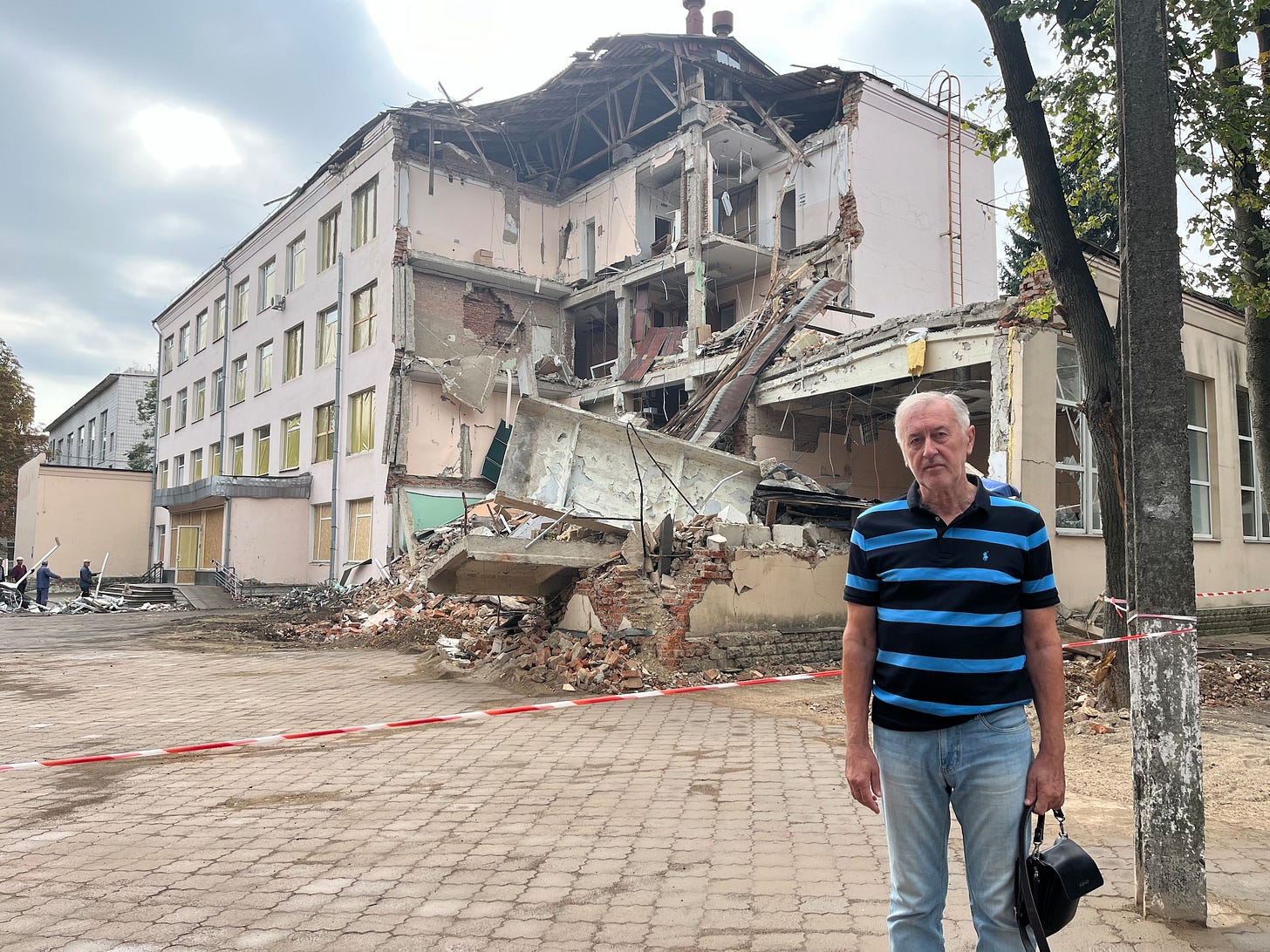 Economieprofessor Oleksandr Telizjenko spreekt op een bankje voor zijn faculteit af in Soemy: op de avond van 3 september sloeg een Russische vliegtuigbom in op zijn faculteit.