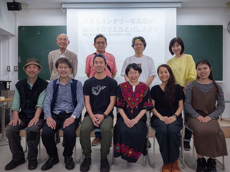 6月14日に開催したギャラリーツアー＆座談会の様子＝2025年6月、愛媛大学城北キャンパス