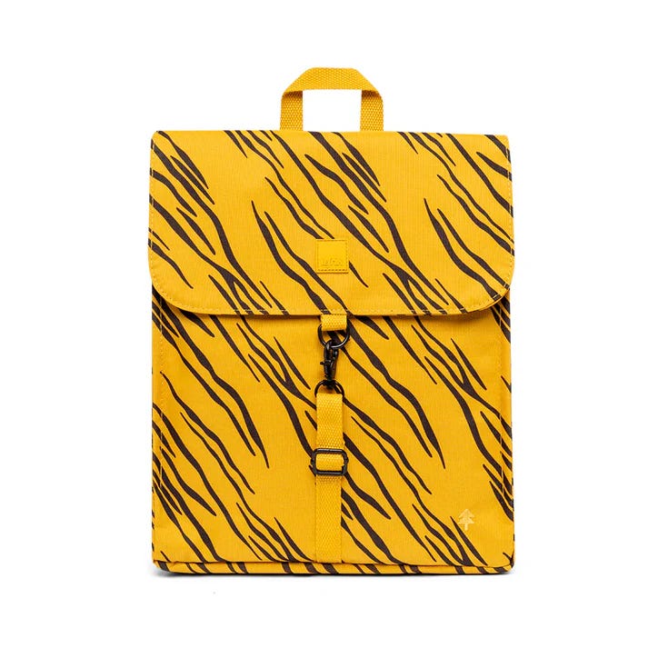 Dos mochilas de los modelos Handy mini y Scout mini de la marca Lefrik con estampado de tigre de color amarillo y negro