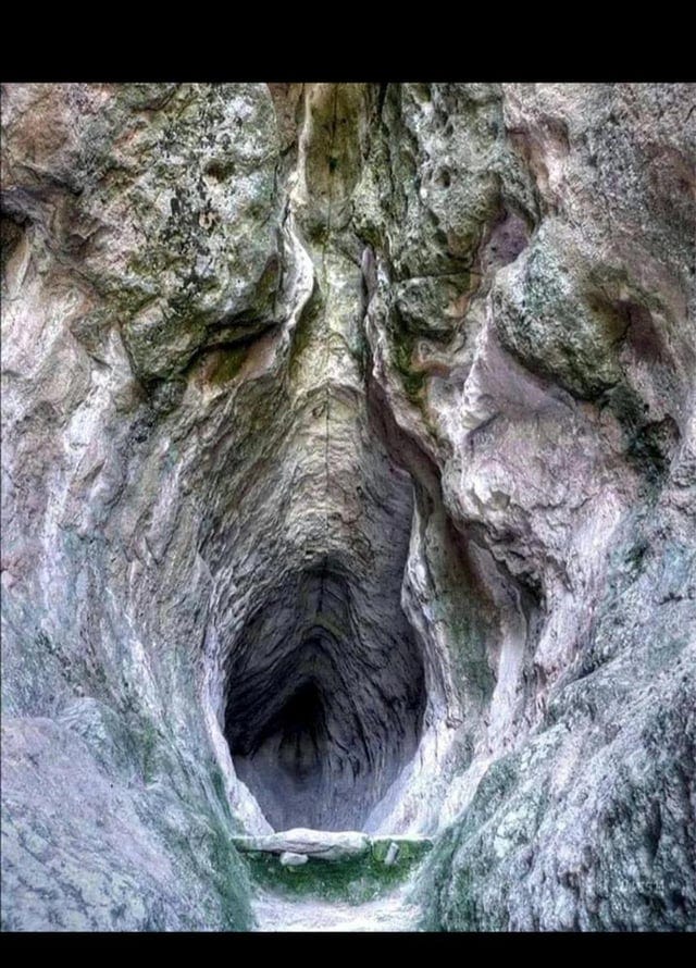 I can't seem to put my finger in this one... : r/Pareidolia