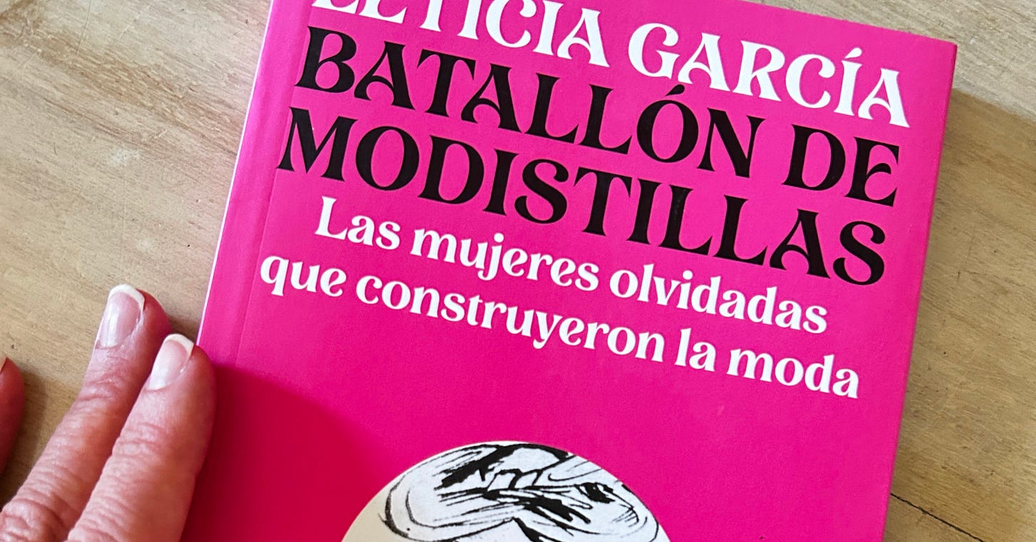 El libro Batallón de modistillas de la periodistas Leticia García que tiene en la biblioteca Tala Álvarez El libro Batallón de modistillas de la periodistas Leticia García que tiene en la biblioteca Tala Álvarez