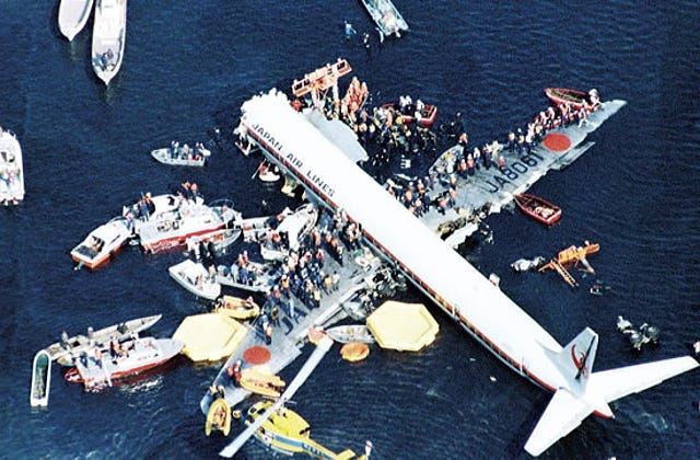 Rescuers around JAL Flight 350 Rescuers around JAL Flight 350