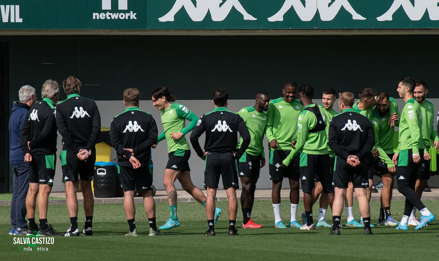 Jugadores del Betis entrenan en la Ciudad Deportiva.