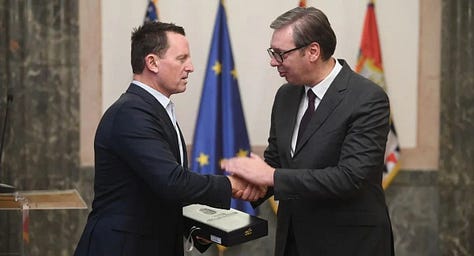 Fotografitë dokumentojnë tre takime publike me rëndësi politike: dekorimin e Richard Grenellit nga Aleksandër Vuçiq, pritjen e Milan Radoiçiqit nga Ramush Haradinaj dhe takimin e mëvonshëm të Haradinajt me Grenellin në Shtetet e Bashkuara.
