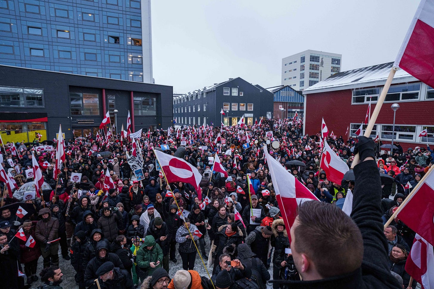 2026 年 1 月 17 日,格陵兰首府努克(Nuuk)爆发示威活动,大批群众走向美国领事馆,抗议美国总统川普意图并吞格陵兰的政策。(美联社) 2026 年 1 月 17 日,格陵兰首府努克(Nuuk)爆发示威活动,大批群众走向美国领事馆,抗议美国总统川普意图并吞格陵兰的政策。(美联社)