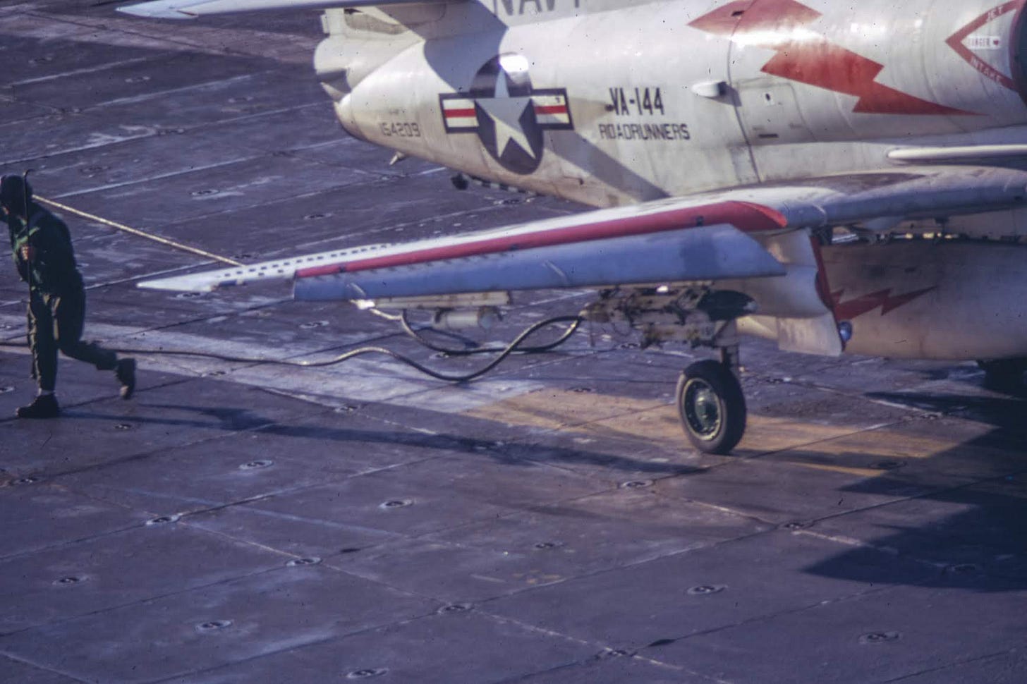 Tailhook runner Tailhook runner