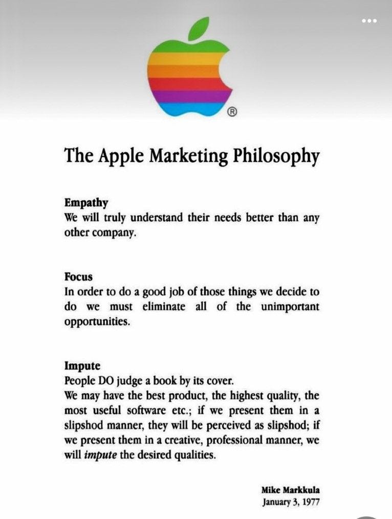 Imagem do memorando original de 1977 com o logo da Apple e os três princípios da filosofia de marketing da empresa: empatia, foco e apresentação (impute). O texto destaca a importância de entender o cliente, eliminar o desnecessário e apresentar ideias de forma profissional e criativa — aplicável também à redação jurídica.