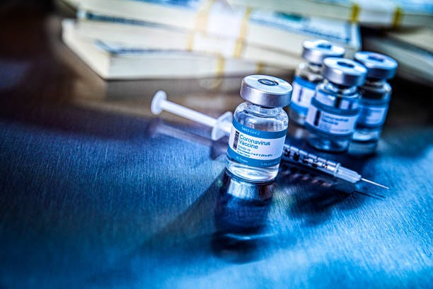 coronavirus vaccin injektionsflaska på sjukhus med pengar - covid vaccine bildbanksfoton och bilder