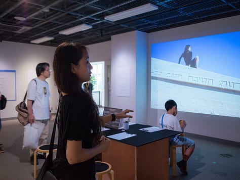 6月14日に開催したギャラリーツアー＆座談会の様子＝2025年6月、愛媛大学城北キャンパス