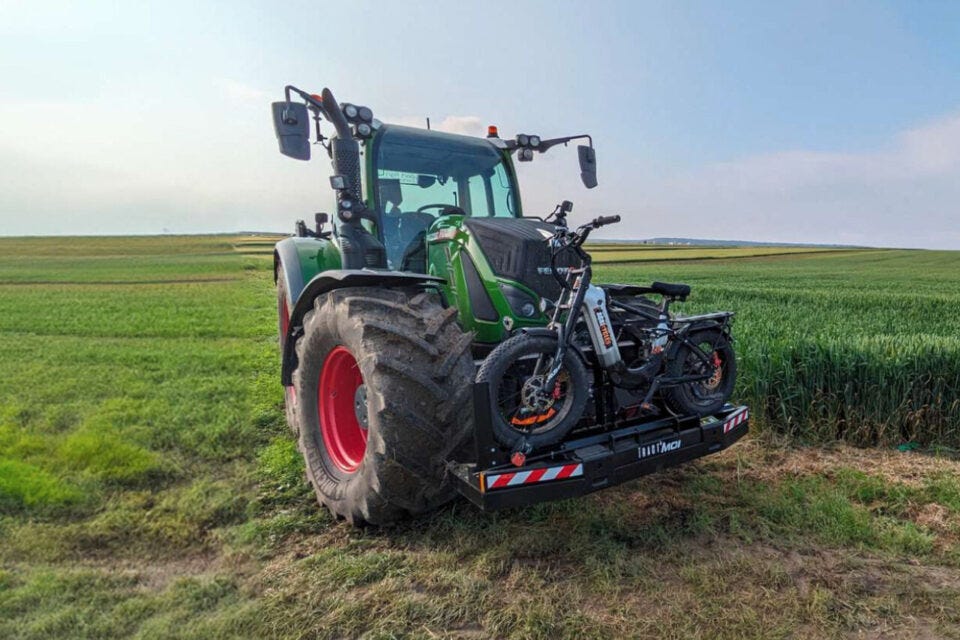 La gamme de produits Tract'Moi permet de transporter un deux roues sur les tracteurs.