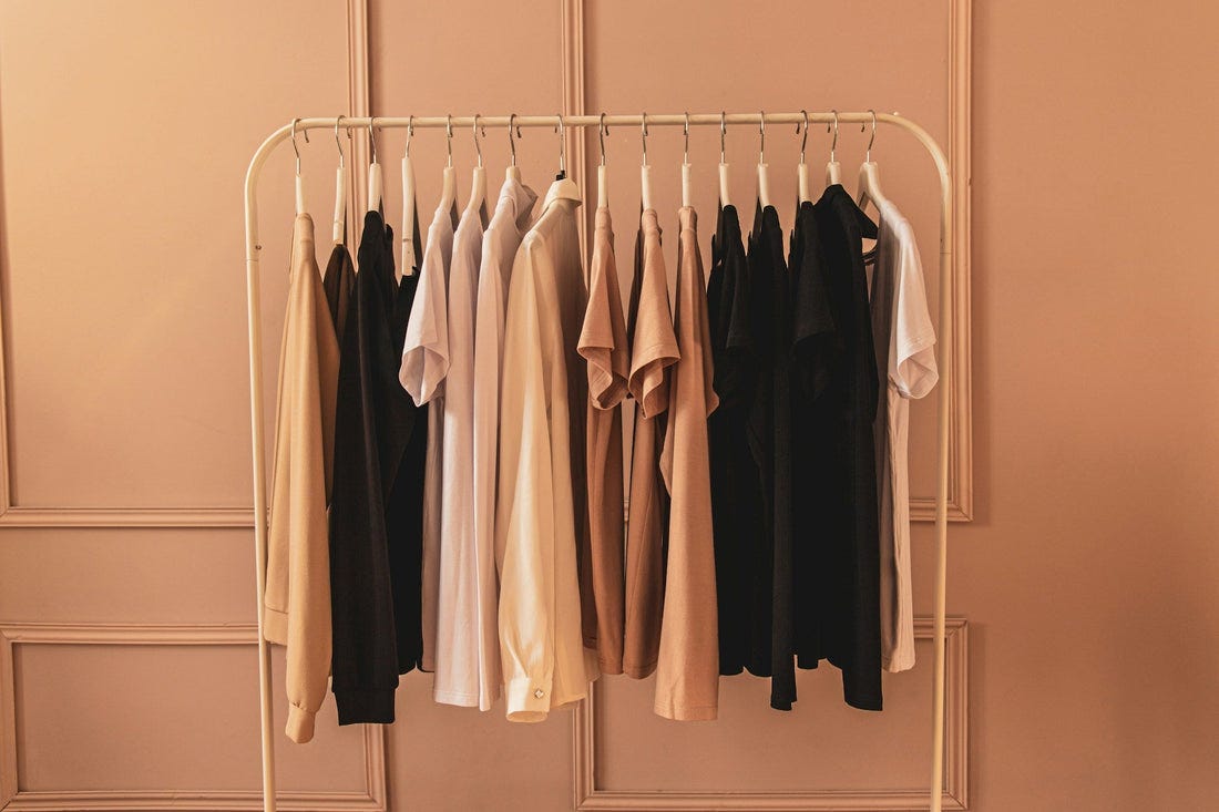 2. Minimalism meets fashion: Capsule wardrobe examples for the ...