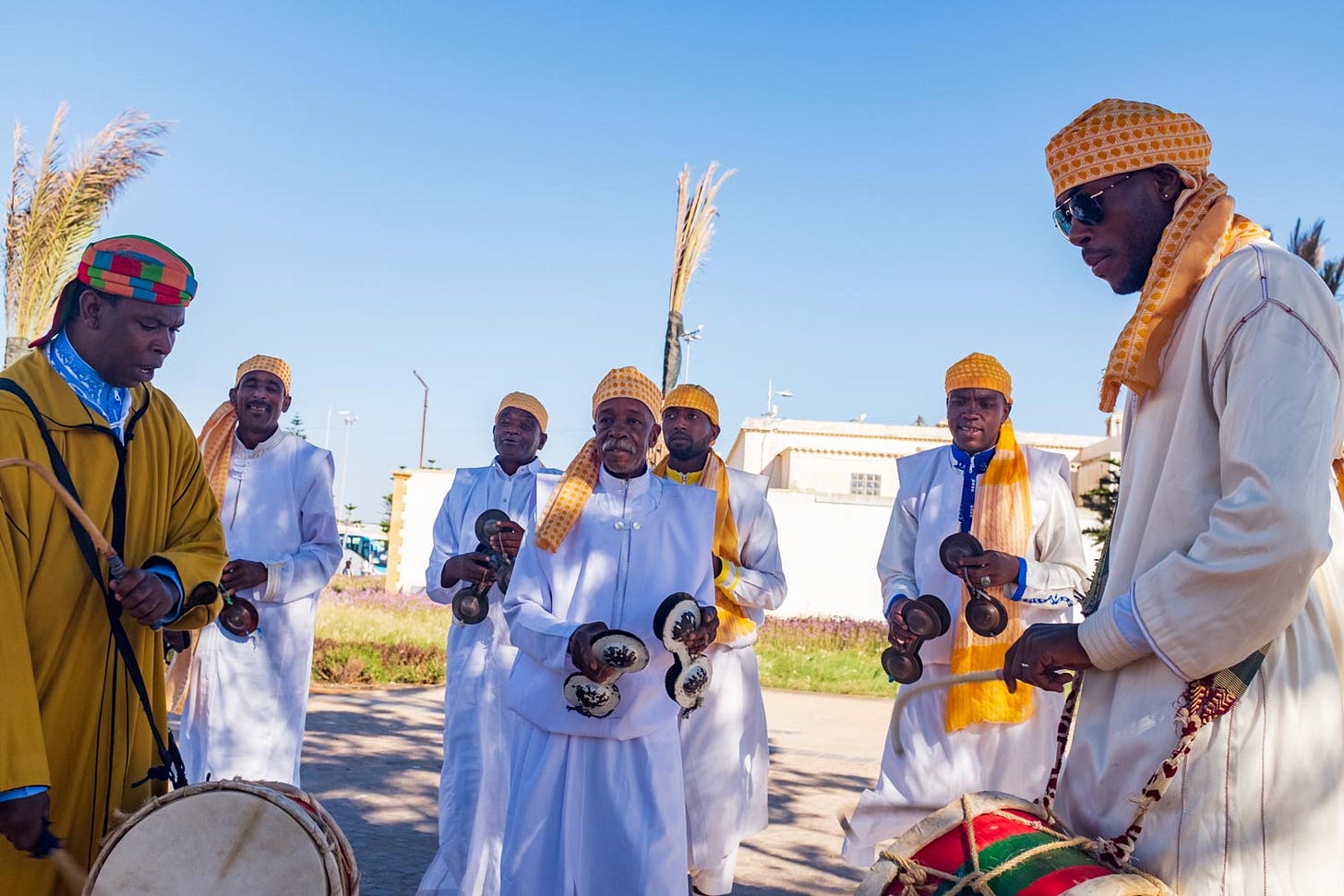 gnawa-muzikanten met krakeb (catagnetten) en t’bel (basdrum) spelen, dansen en zingen op straat tijdens het festival van Essaouira in 2019