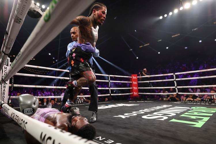 'Tank' Davis knocks out Martin in the 8th round to keep WBA lightweight ...