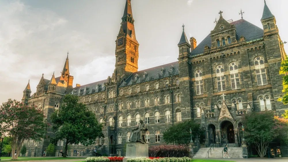 Os líderes de Georgetown convidaram agentes antiamericanos, antiocidentais e antissemitas a se entrincheirarem, juntamente com sua ideologia perniciosa, em sua instituição. Healy Hall Shutterstock
