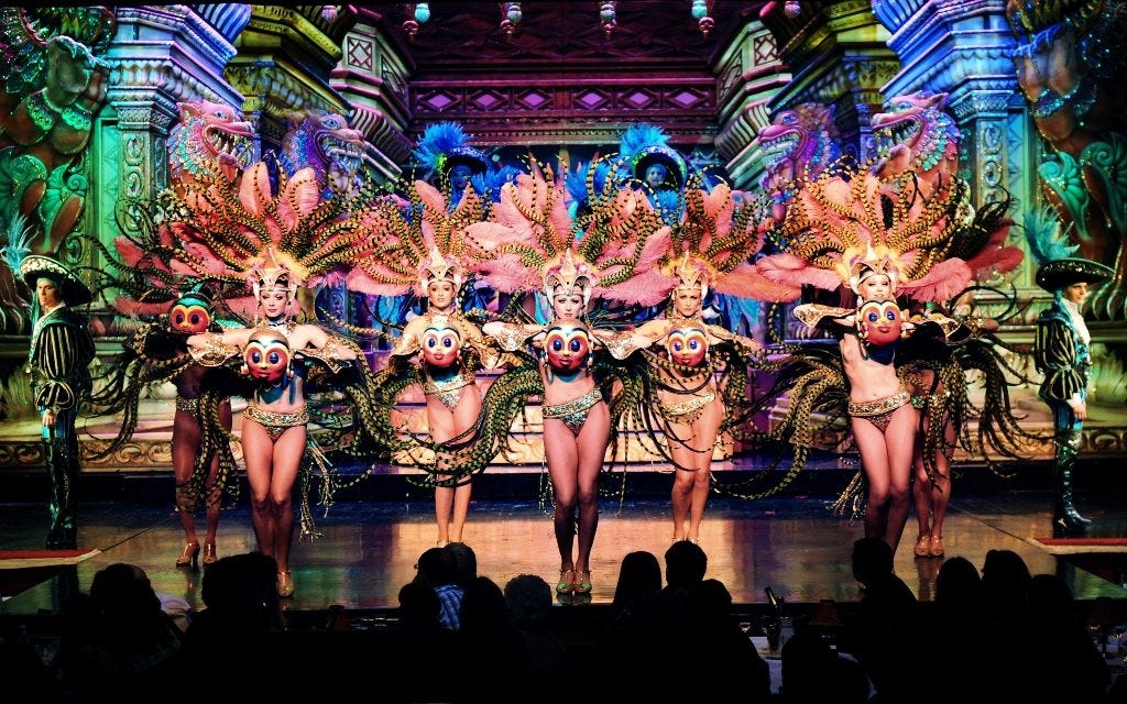 Dazzling costumes at Moulin Rouge, Paris. ®Moulin Rouge-Sandie Bertrand